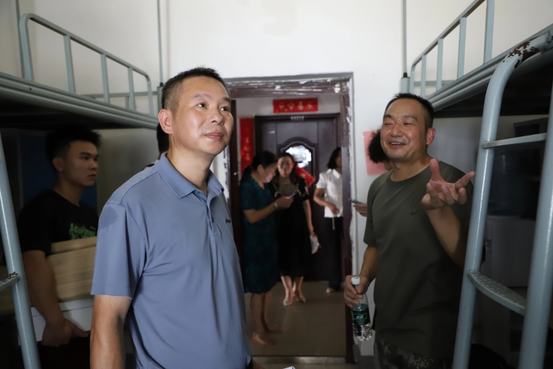 周书记检查寝室安全.jpg