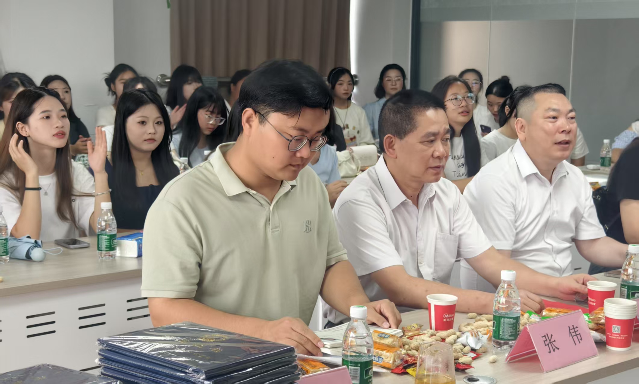 校企携手育桃李  青春启航向未来