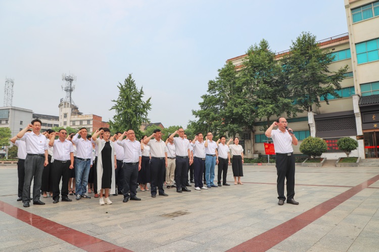 学院组织开展革命传统教育，听取“不忘初心、牢记使命”主题党课