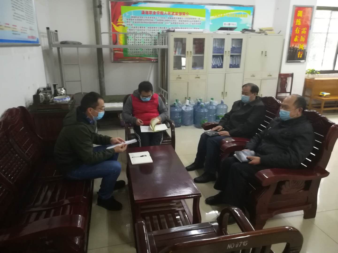 我是党员，我在行动！办公室.jpg
