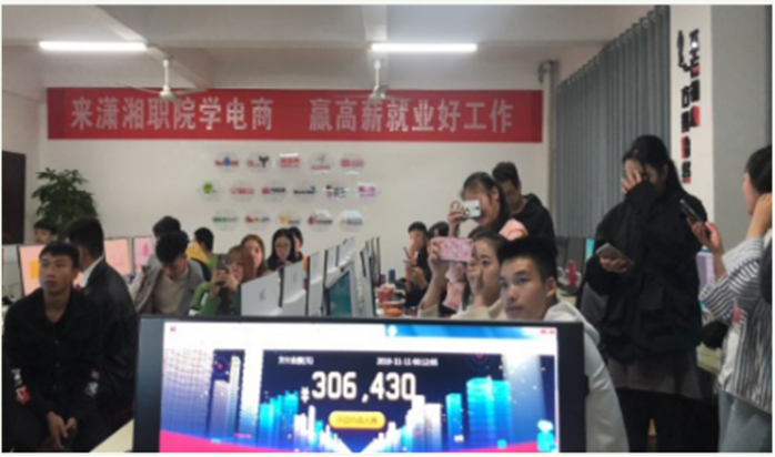 电子商务专业“双十一”活动中学生店铺前30秒业绩突破30万，当天业绩突破100万。一年级学生独立开设账户开始实际运营。