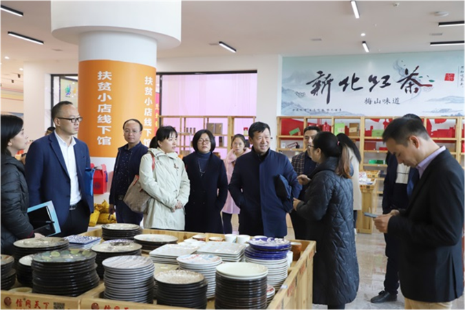 D:\个人档案\潇湘职院\2020年招生简章\网站招生宣传图片\专业介绍\商贸流通类\新化县领导陪同我校领导视察流通类专业校地合作实训基地。.png
