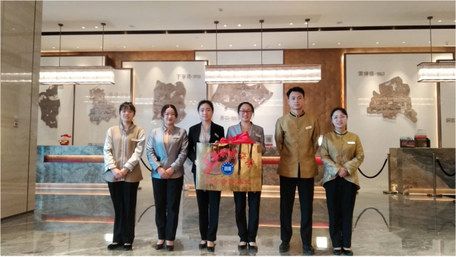 D:\个人档案\潇湘职院\2020年招生简章\网站招生宣传图片\专业介绍\旅游与酒店管理类\学生在校企合作实践教学基地（大汉集团金桥华美达大酒店）实习.png